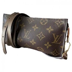 LOUIS VUITTON Pochette Accessoire monogram crossbody